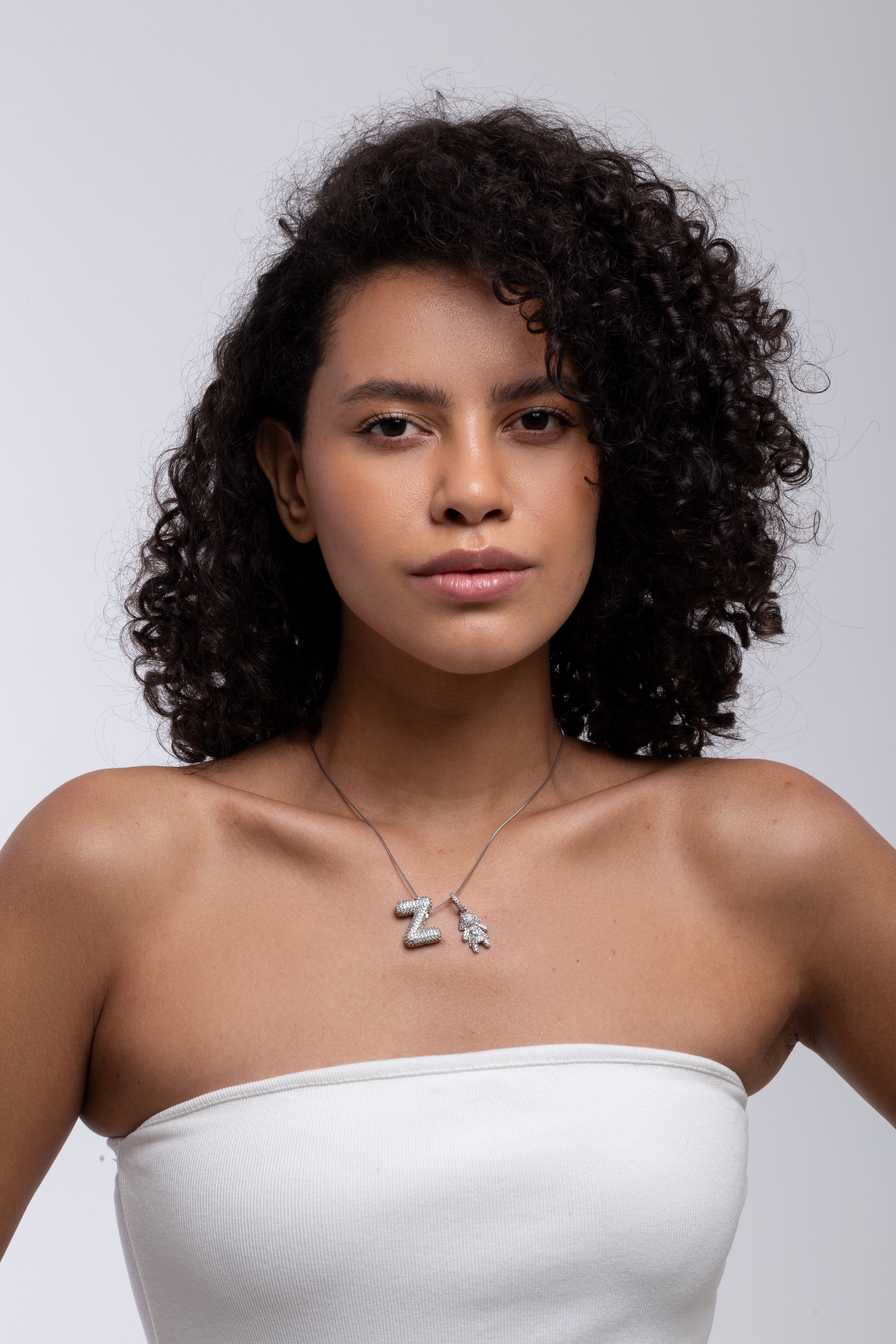 Colar Letra Cravejada + pingente criança + brinco gota