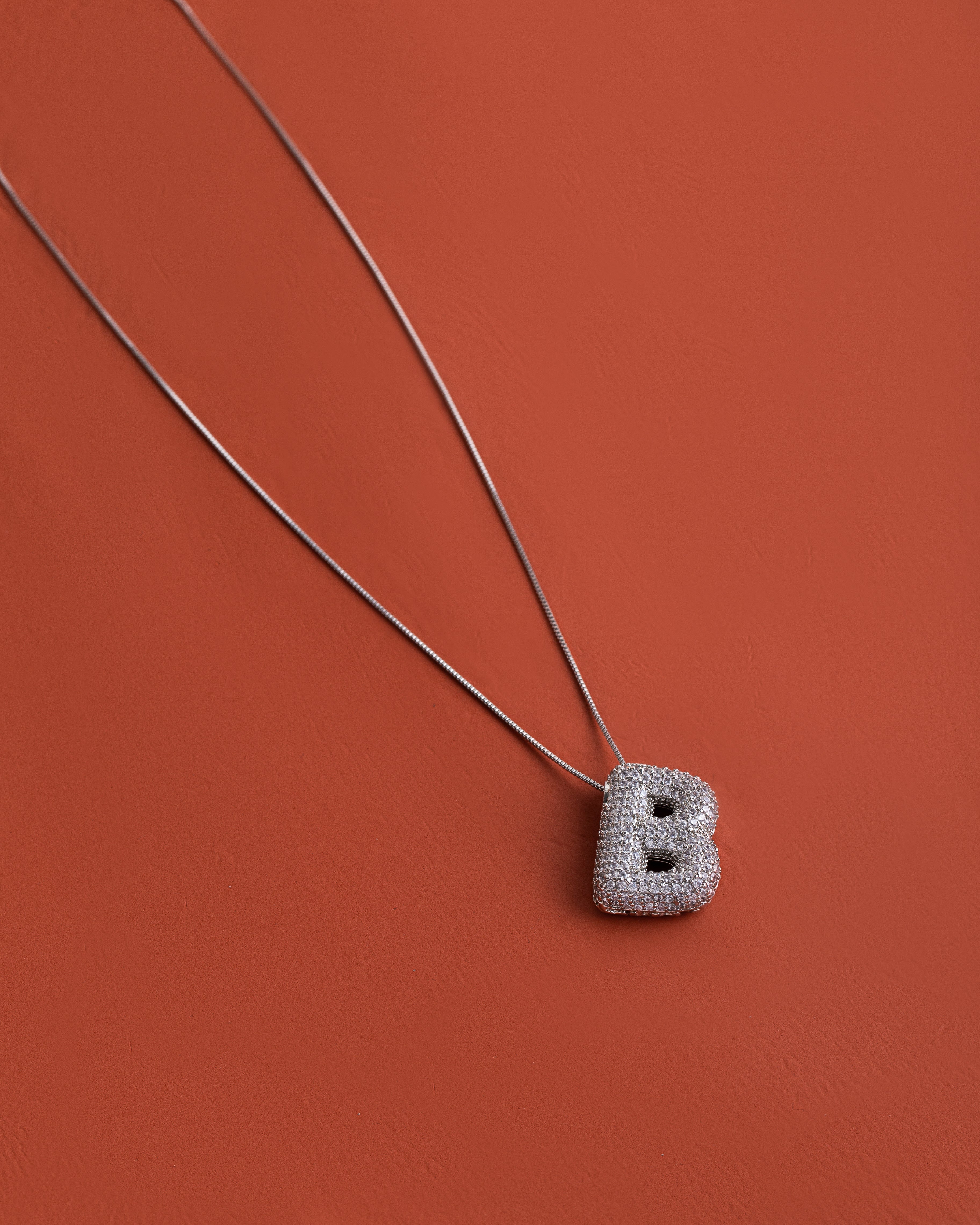 Colar Letra Cravejada