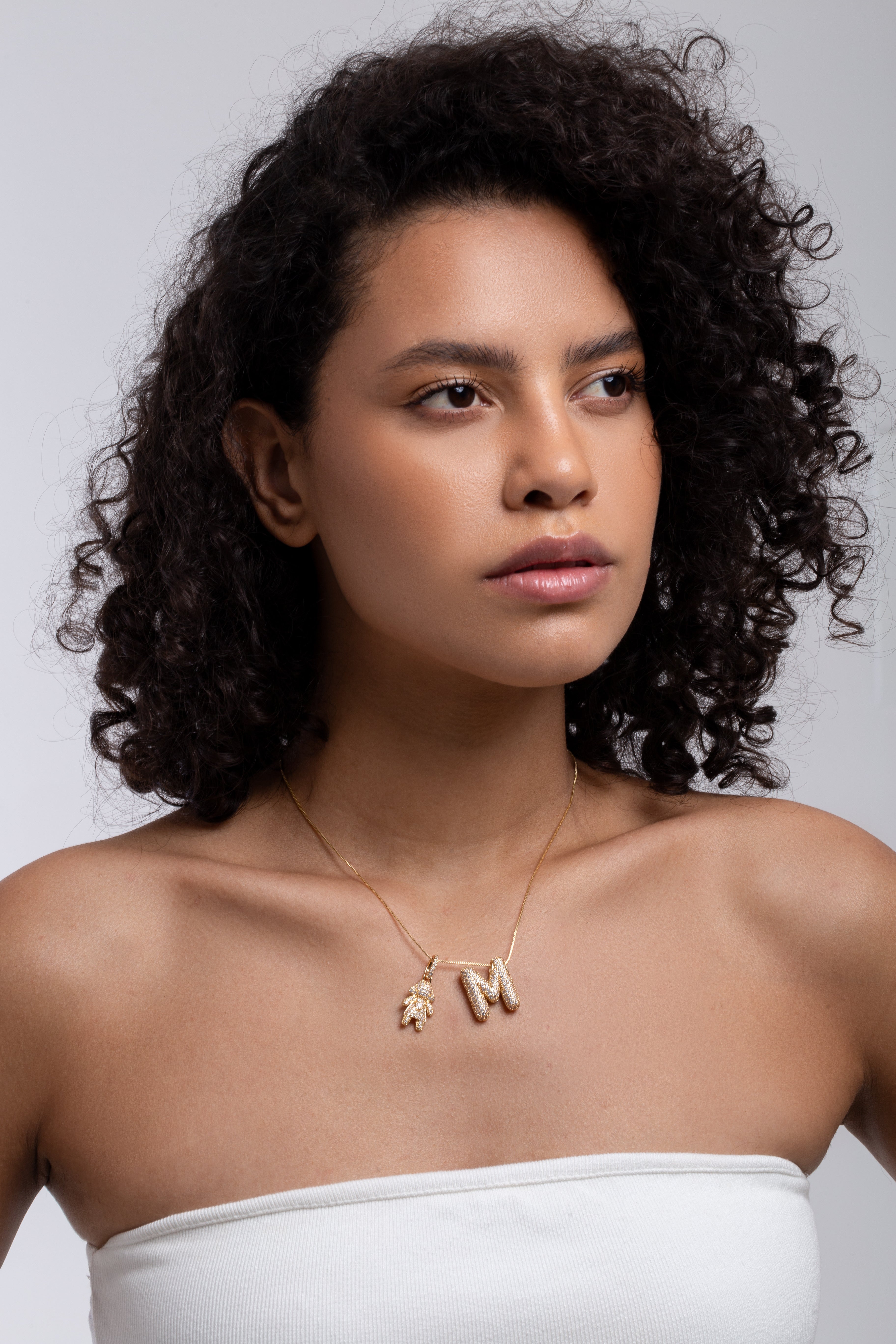 Colar Letra Cravejada Dourado + pingente criança