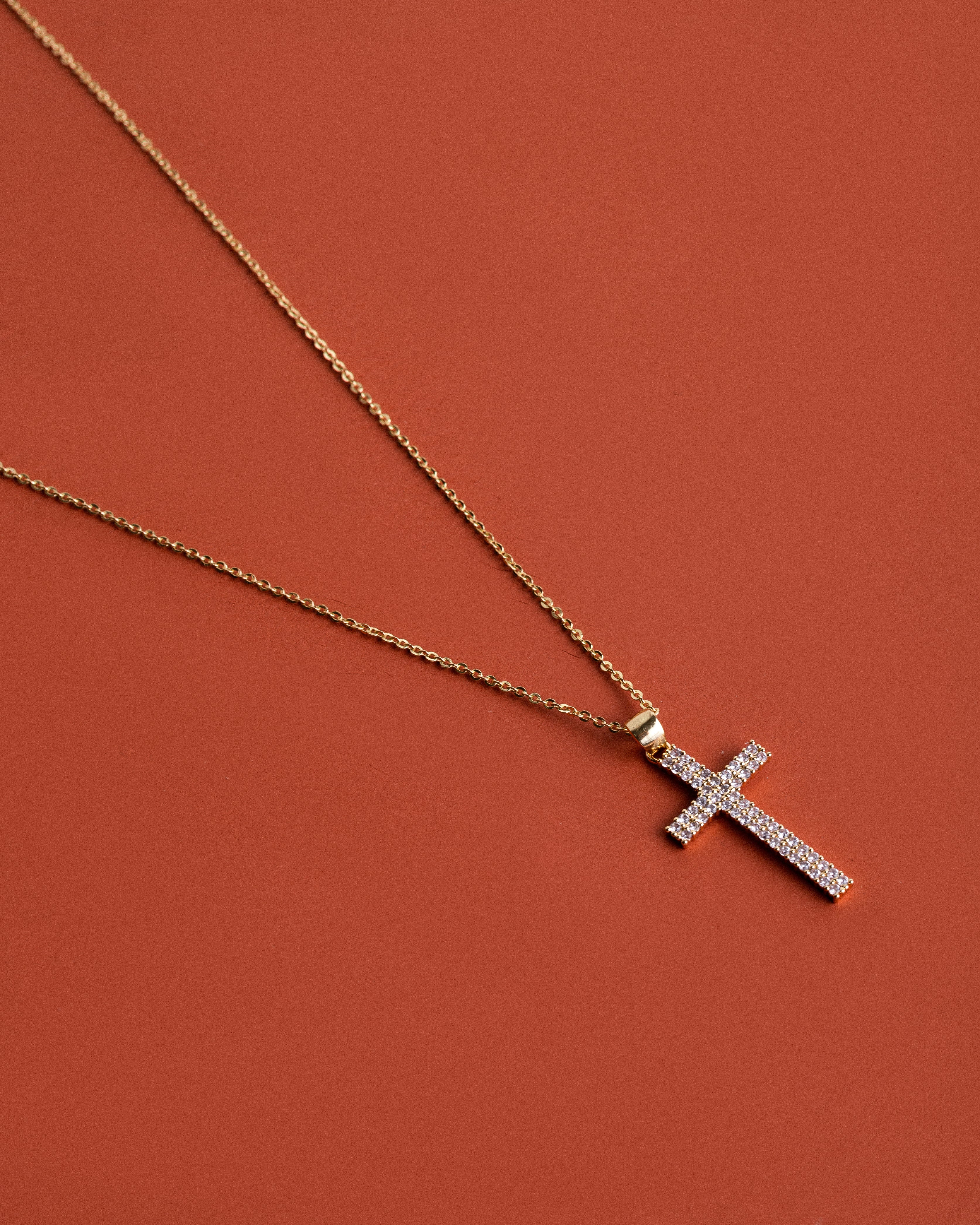 Colar Cruz Cravejada Dourada