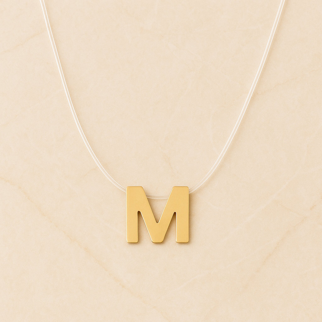 Colar Letra Dourada no Fio de Nylon
