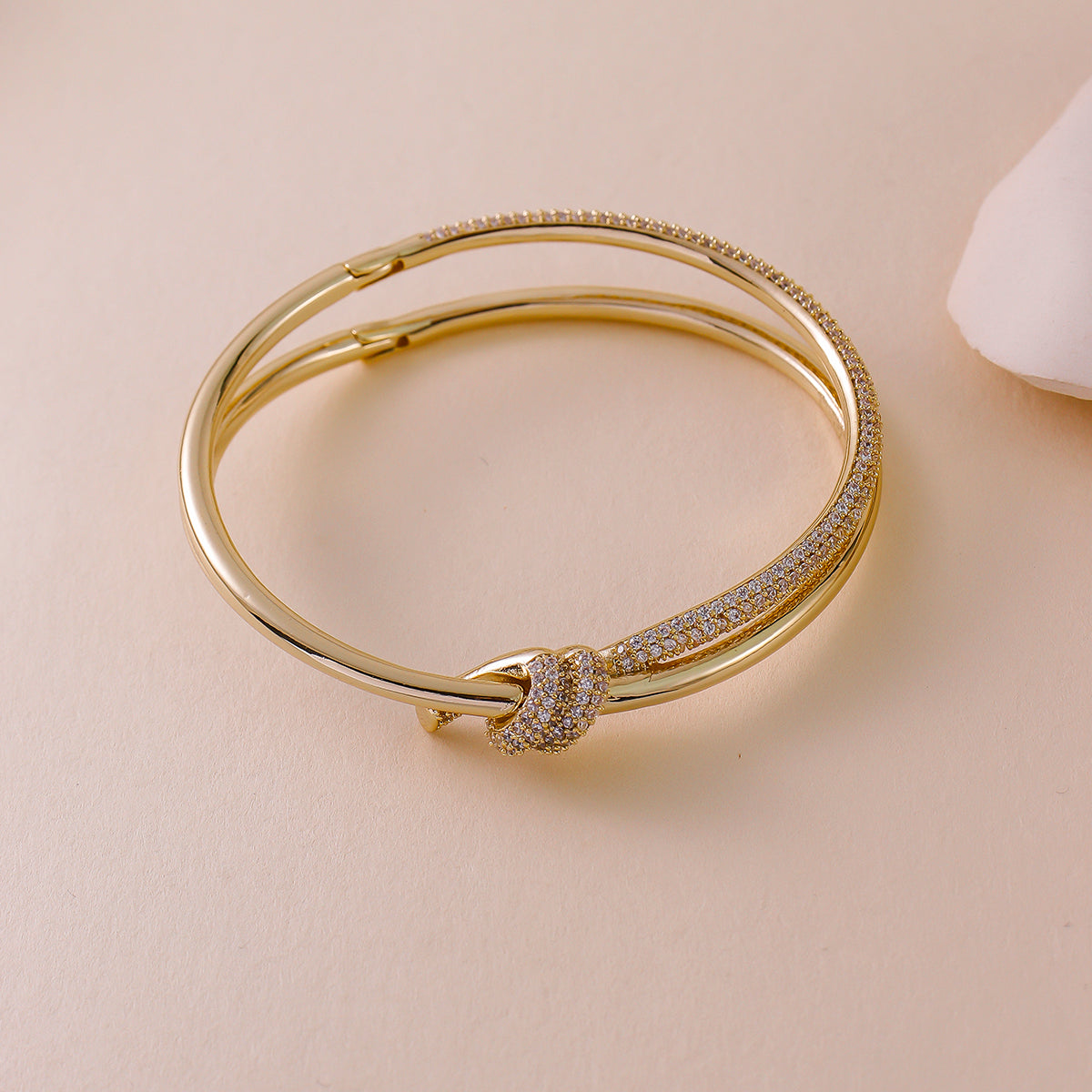 Bracelete Nó Cravejado Dourado - Aço Inoxidável