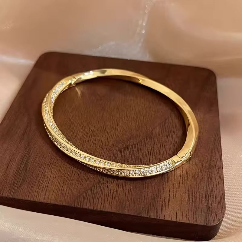 Bracelete Cravejado Torcido Dourado - Aço Inoxidável