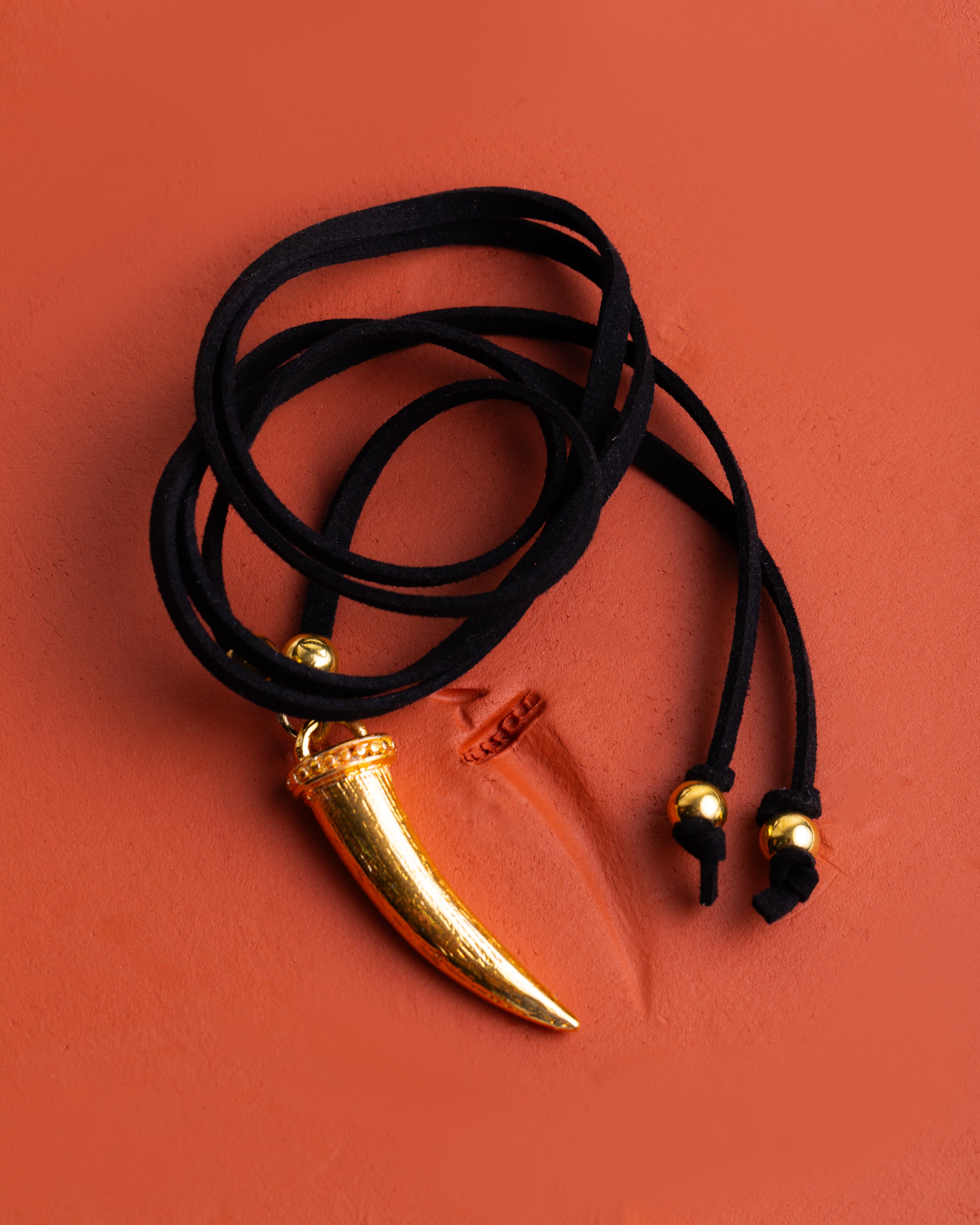 Colar Camurça Dente de Tigre Dourado