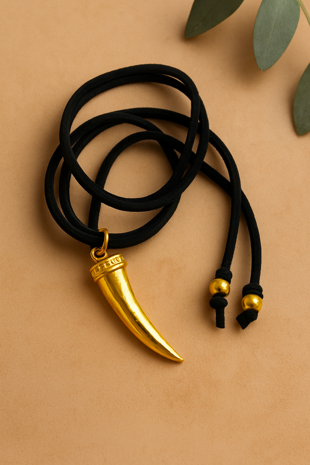 Colar Camurça Dente de Tigre Dourado