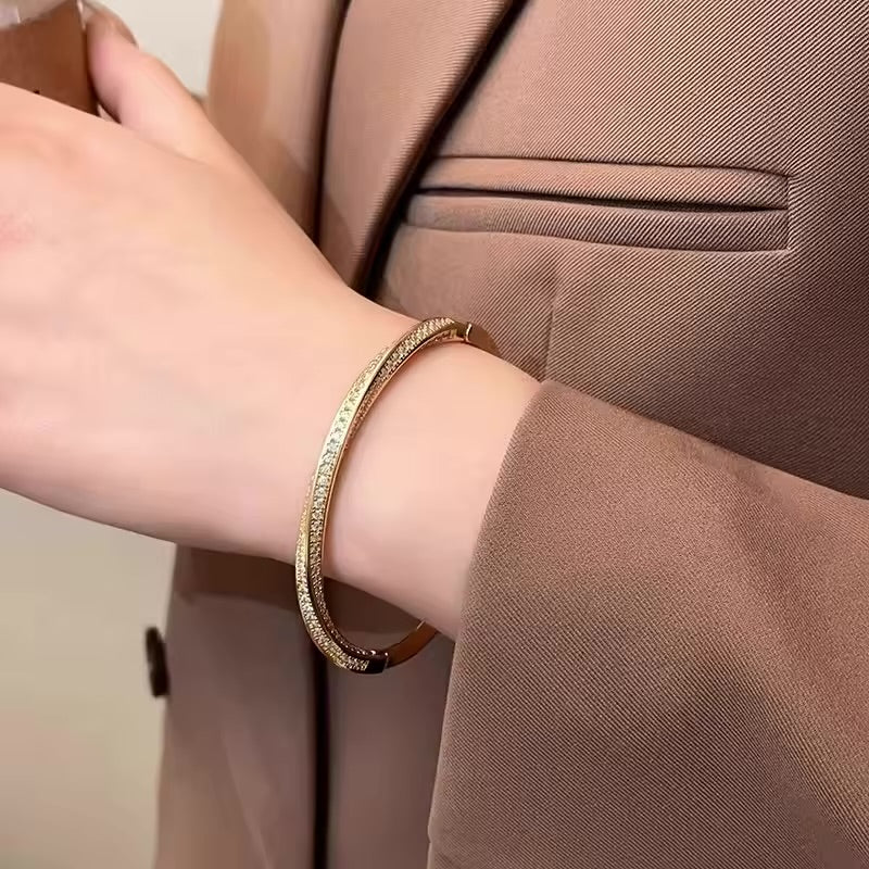 Bracelete Cravejado Torcido Dourado - Aço Inoxidável