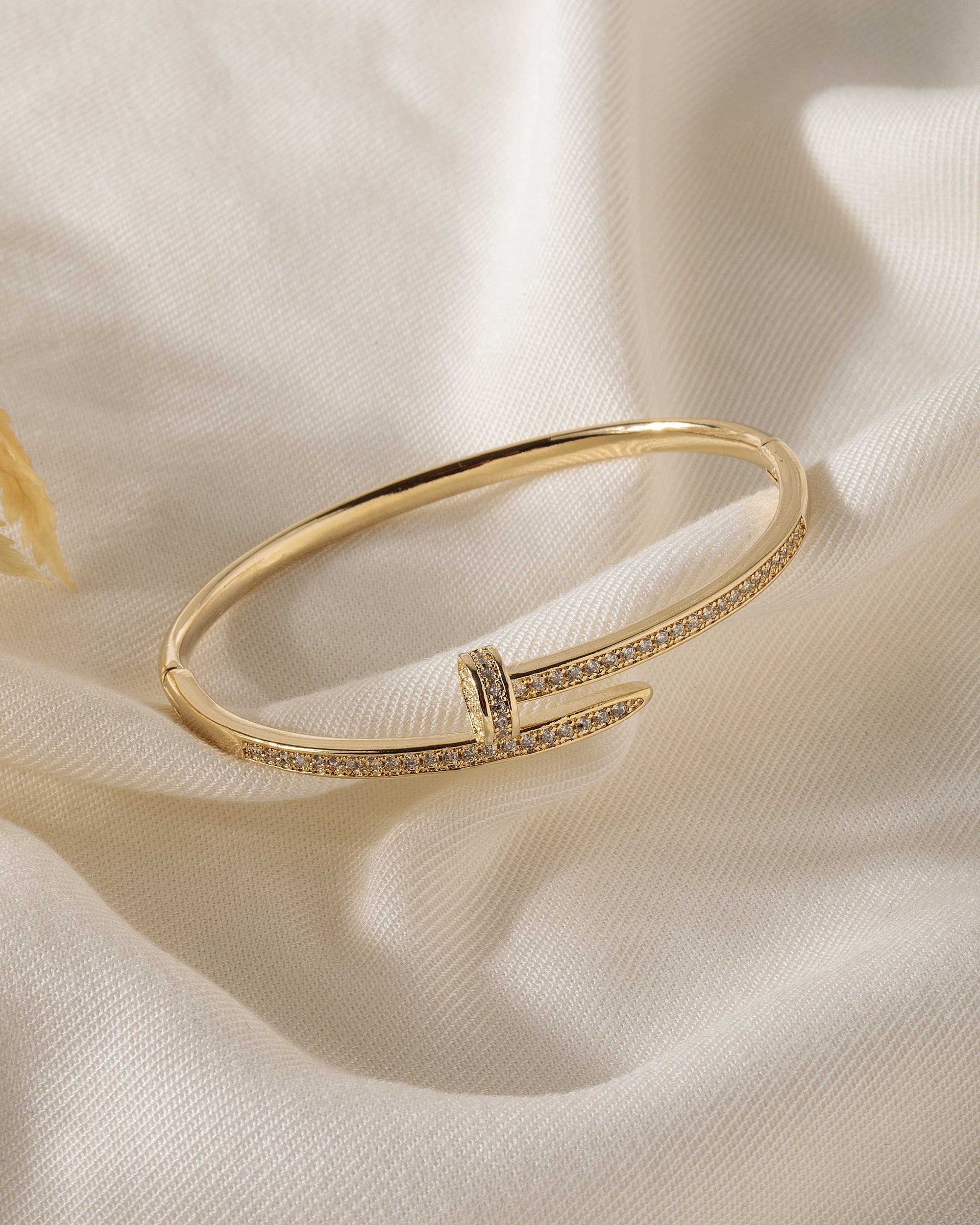 Bracelete Cravejado Dourado Prego - Aço Inoxidável