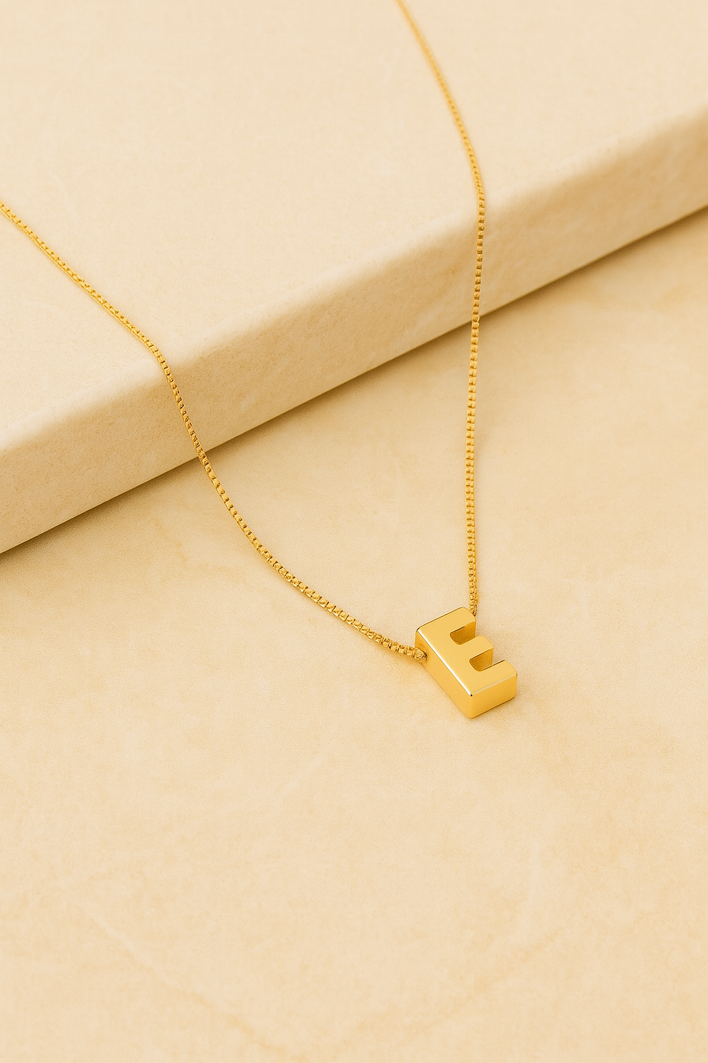 Colar Letra Dourada com Corrente em Aço Inoxidável