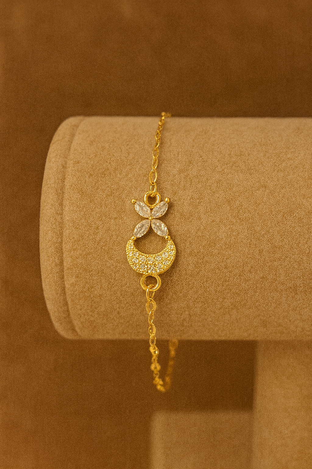 Pulseira Dourada com Pingente Cravejado - Aço Inoxidável