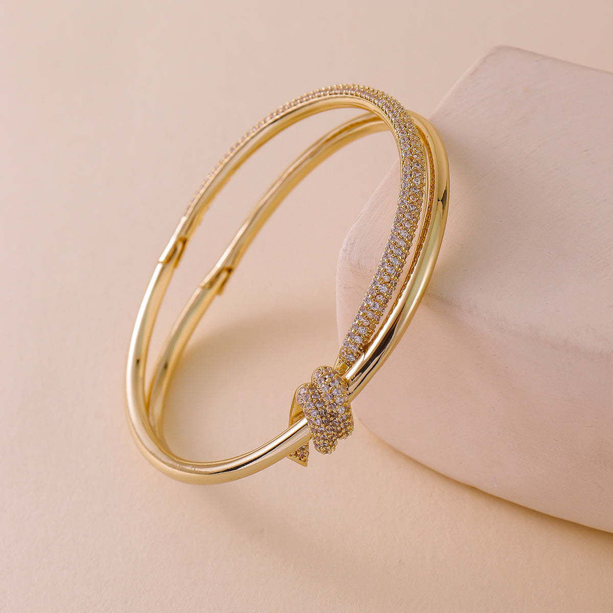 Bracelete Nó Cravejado Dourado - Aço Inoxidável