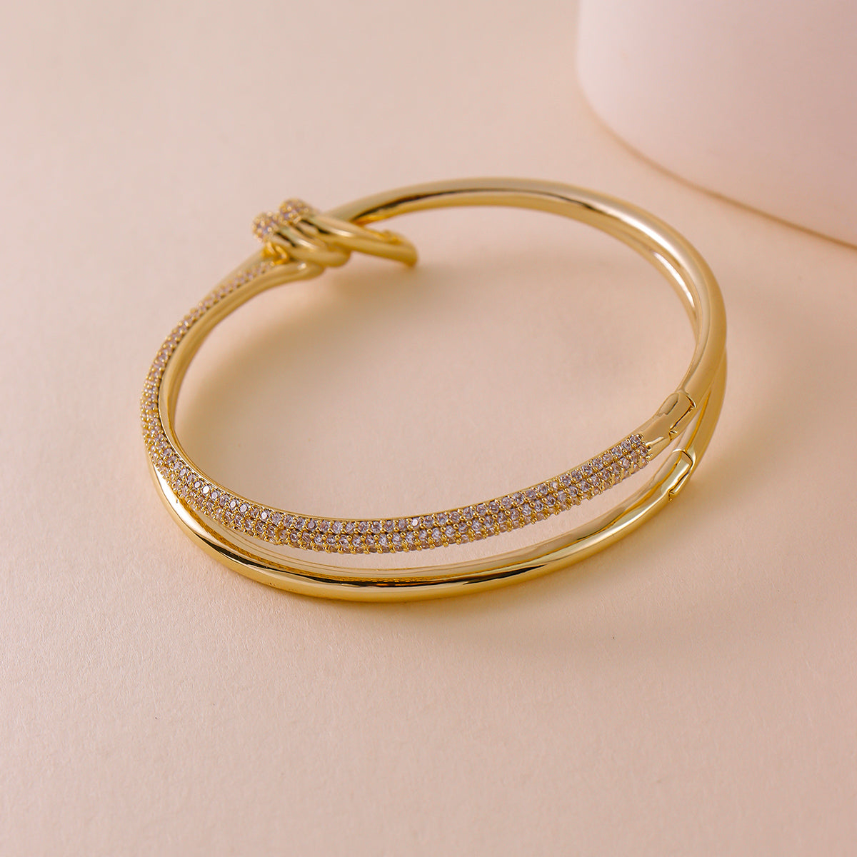 Bracelete Nó Cravejado Dourado - Aço Inoxidável