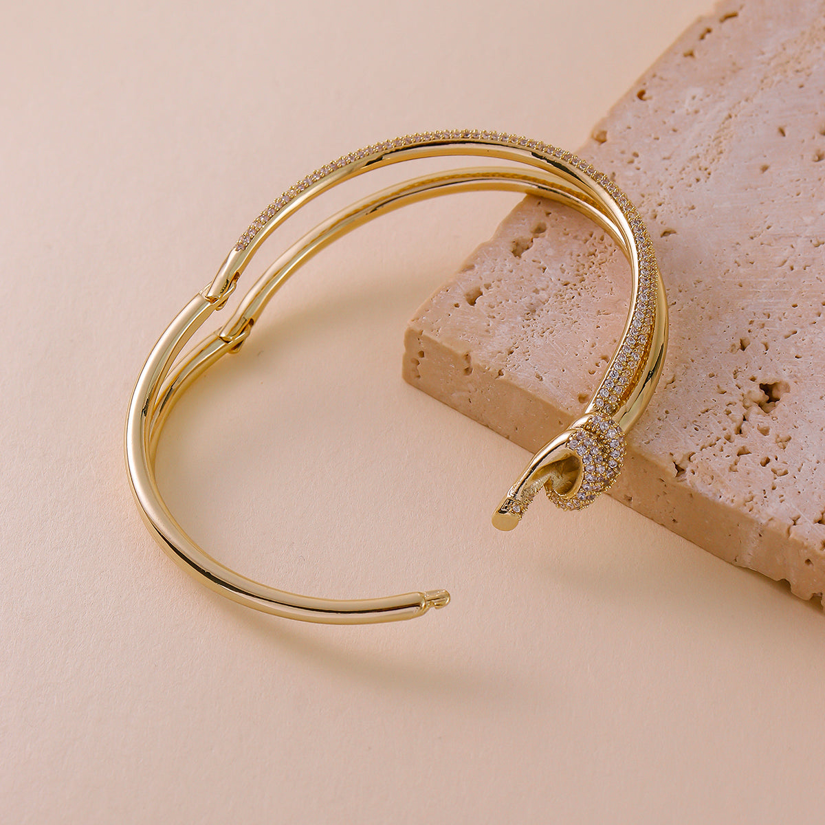 Bracelete Nó Cravejado Dourado - Aço Inoxidável